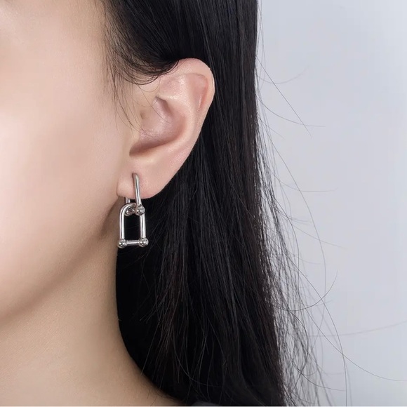 Graduated U Link Silver Earrings - Picture 2 of 4